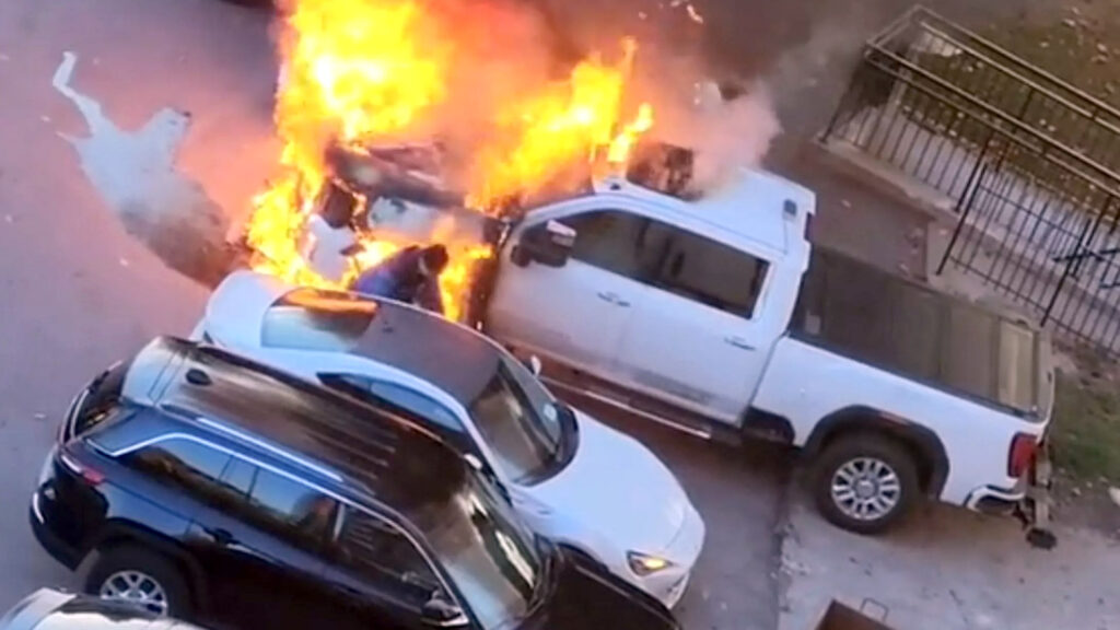  Un Torontois risque sa vie pour sauver sa Subaru BRZ d'un camion en feu